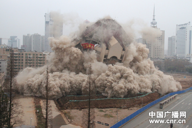 今天上午10时,原昆明市政府大楼爆破拆除成功.记者王茂盛 摄