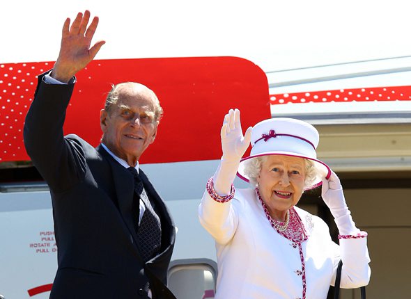 伊丽莎白二世(右)和菲利普亲王在澳大利亚珀斯机场挥手道别的资料照片