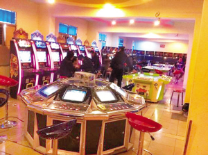 警方正在查处赌博游戏机室。