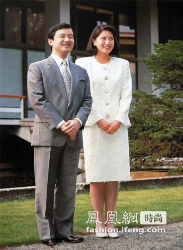 在一张日本皇室公布的照片中,小和田雅子与德仁皇太子穿着白色的滑雪