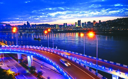 6月,夕阳下的南滨路流光溢彩.