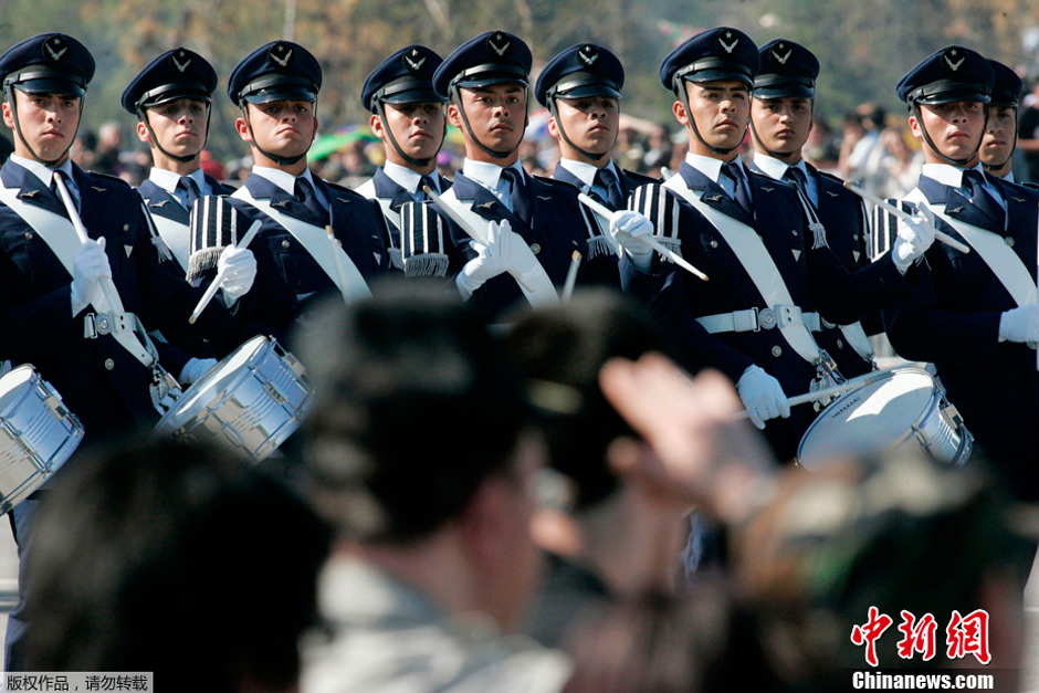 2011年9月19日,在智利首都圣地亚哥举行了盛大的阅兵仪式,以庆祝