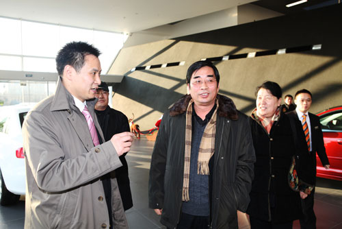 在沈阳奥尊总经理何双全先生的陪同下集团领导参观了沈阳奥尊展厅