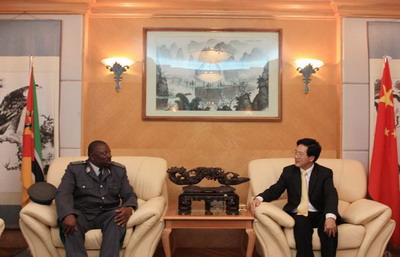 驻莫桑比克大使黄松甫会见莫首都警察部队司令