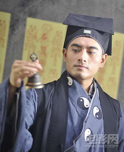 《新月魅影》热映 "帅道长"陈龙演僵尸题材(组图)