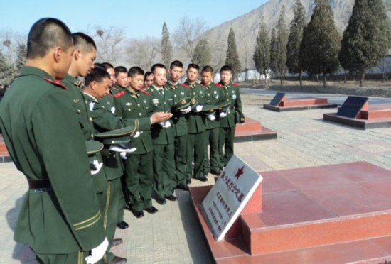 武警石嘴山支队在开展主题教育活动中,组织官兵分批次组织官兵到驻地