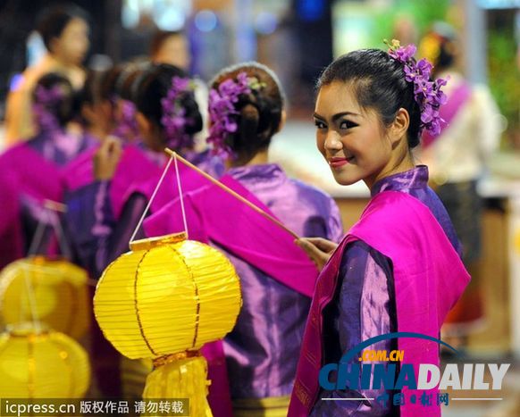 泰国水灯节浪漫之夜 传统服饰让美女更婀娜(组