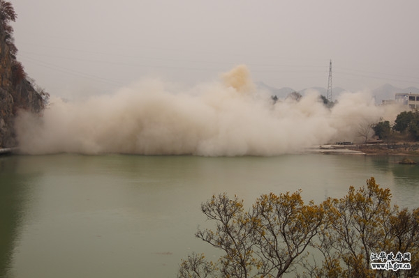 国内首座转体板拉桥沱江大桥成功爆破(组图)