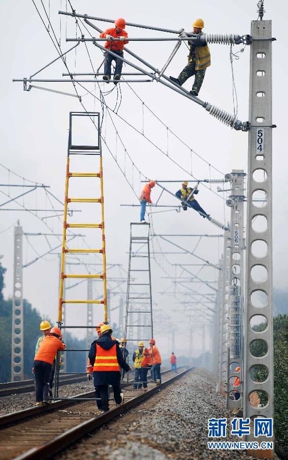 京九铁路江西向塘至粤东莞段电气化铁路将开通(组图)