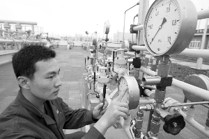 工作人员在检测天然气管道仪表