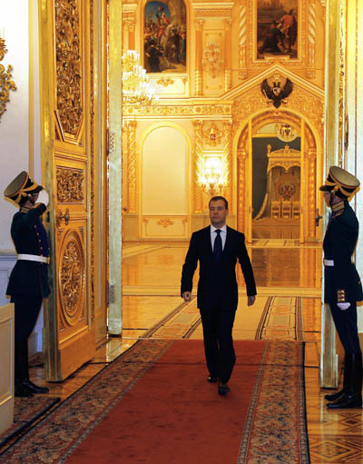 12月27日,在俄罗斯首都莫斯科,俄总统梅德韦杰夫步入克里姆林宫出席俄