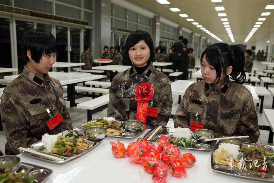驻香港部队迎来今年入伍的首批女战士