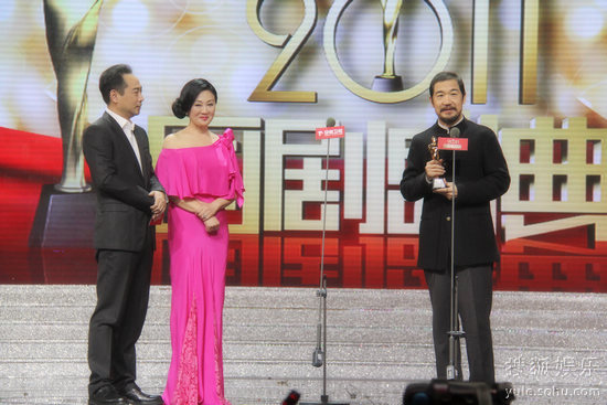 王姬携女出席国剧盛典 给旧情人张国立颁奖