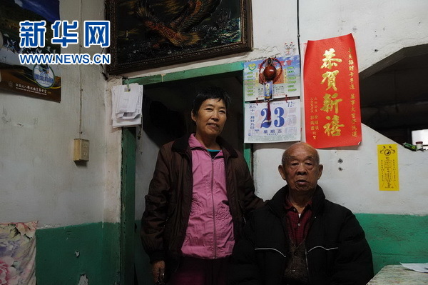 竹篱笆里的黄昏--台湾眷村的老荣民及其老伴