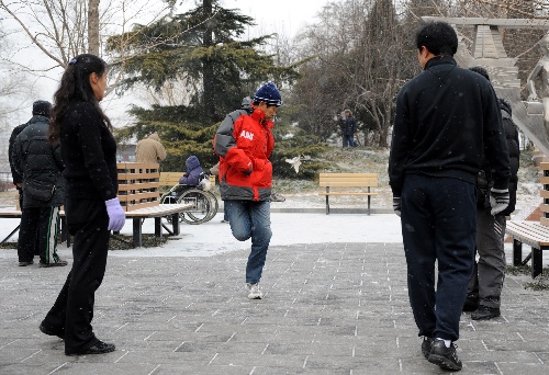 图文:全民健身之雪中健身 晨练中踢毽子