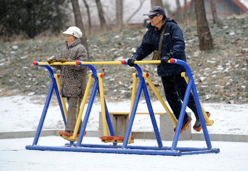 图文全民健身之雪中健身两名老人在锻炼身体