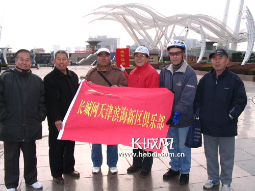 塘沽老年骑游协会会长李德起带领十多名老年骑友环游塘沽城区及外滩