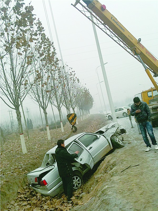 雪后路滑多车自翻(图)