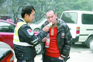 28日,渝北区现首例客运酒驾,肇事司机将在拘留所里过新年