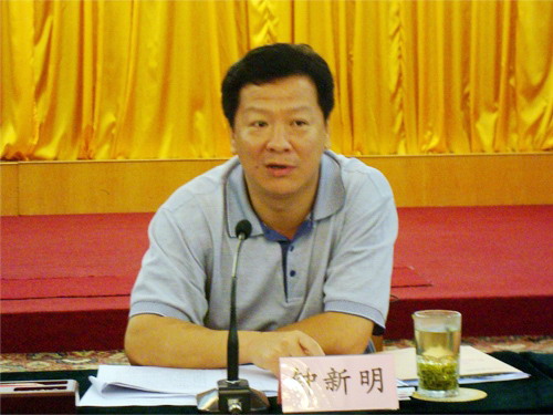深圳市龙岗区原常务副区长钟新明伙同其弟弟钟伟明利用手中职权,收受