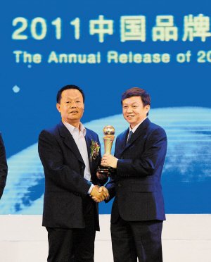拉手网荣获CCTV“2011中国年度品牌”称号。