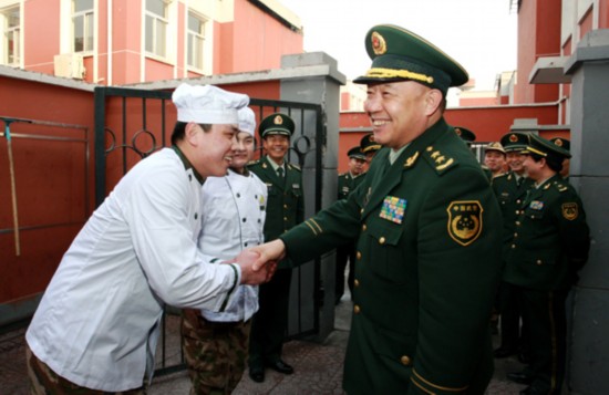 武警部队司令员王建平看望北京总队新战士(组图)