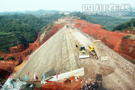 泸州纳溪区黄桷坝水库封顶 预计2012年年底下闸蓄水(组图)