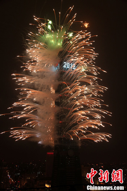 2012年1月1日零时，在数十万民众的激情倒数声中，台北101大楼在202秒内连续施放3万枚烟火，将跨年联欢活动推向最高潮。中新社记者董会峰 摄