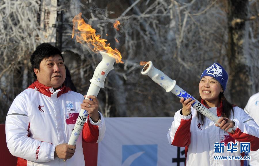 第十二届全国冬季运动会火炬在长春传递(组图)
