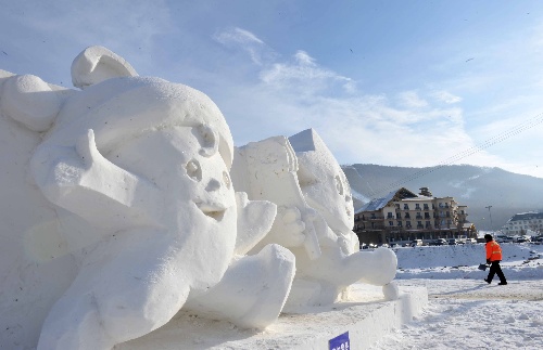 图文:[冬运会]雪雕为冬运会添气氛 吉祥物雪雕