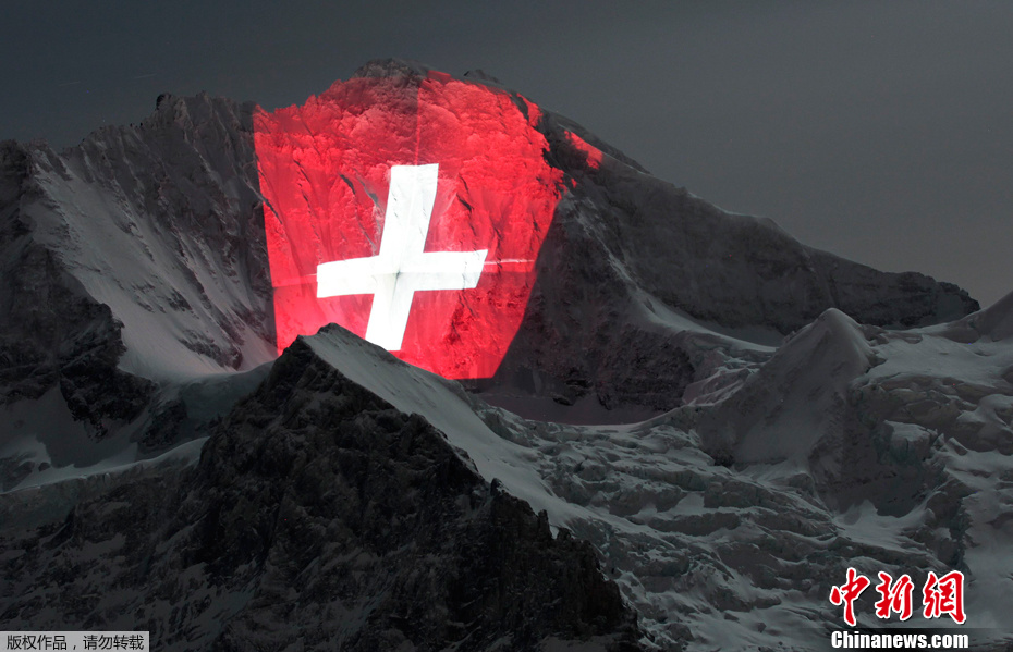 阿尔卑斯山投射巨幅瑞士国旗(组图)-搜狐滚动