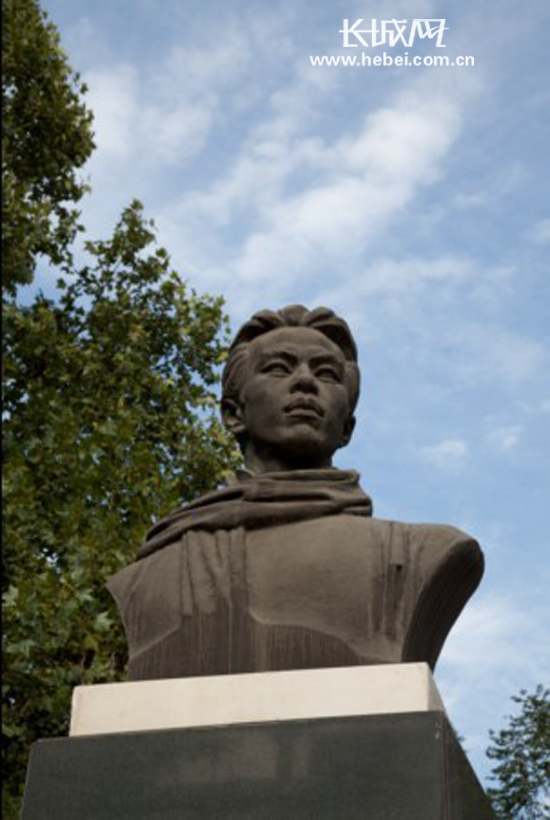 高克谦纪念碑位于大石桥北侧,建于1986年.