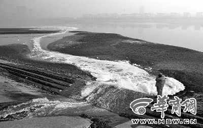 大量刺鼻泡沫水排入西安灞河 村民担心环境污染