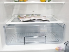 美菱BCD-208BR的冷藏室内有高效清味装置，有效的去除箱体中的异味，时刻保证箱体内的清新气味。同时，吸顶式的照明装置，更加有效地利用冰箱的使用空间，物品的摆放更加轻松。