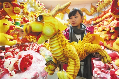 3日,北京天意小商品批发市场,一女孩在选购龙