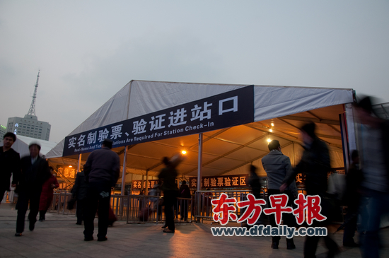 上海火车站南广场,实名制验票区已经准备就绪.