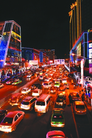 2012年元旦呼和浩特市中山路夜景.本报记者 群英摄