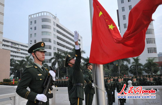 广州边防指挥学校举行升旗仪式迎新年(组图)