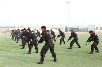 银川市公安局巡特警支队特警队员进行技战术训练.