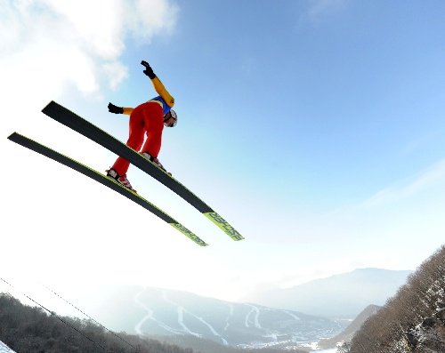图文:冬运会跳台滑雪 杨光在比赛中