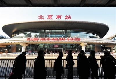 在新北京南站南广场公交车站等车的乘客.