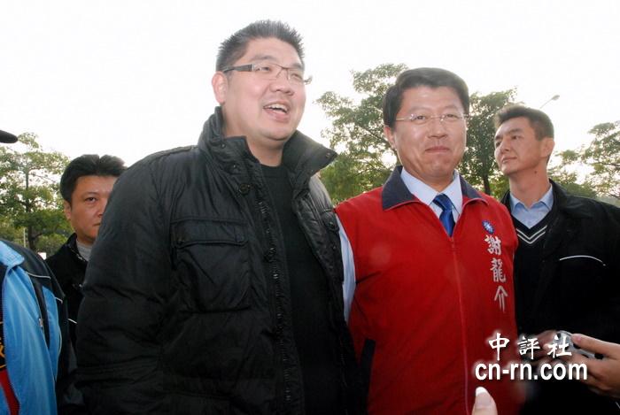 环球网1月5日消息,国民党荣誉主席连战之子连胜文,4日下午抵台南为