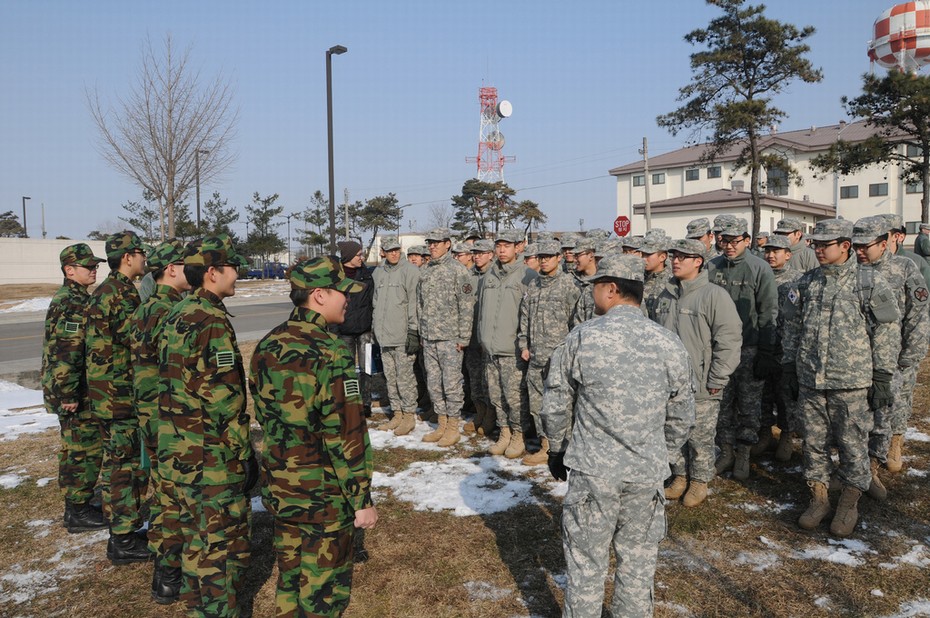 韩国士兵为何穿美军军服?(组图)-搜狐滚动