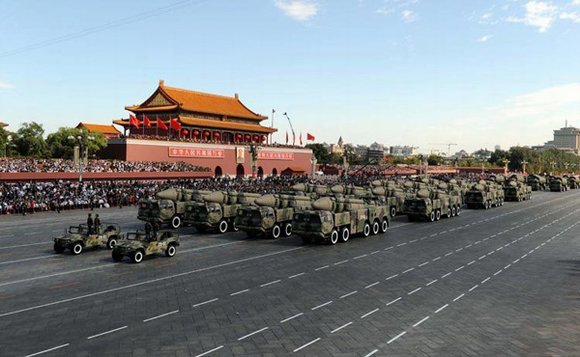 资料图:东风-21丙常规导弹方队通过天安门广场.