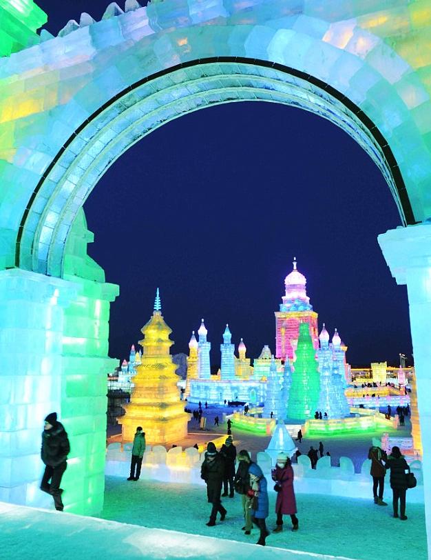 璀璨冰灯点亮夜空 欢迎来到第28届中国·哈尔滨国际冰雪节(组图)