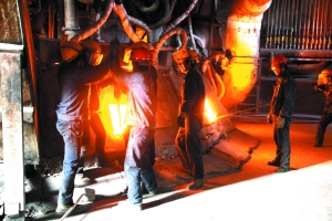 电石厂火红的生产炉内能折射出多少寒冷?