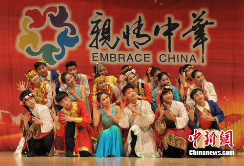 演员表演开场舞蹈《锦绣中华.陆春艳 摄