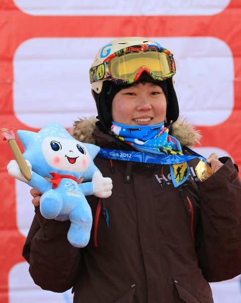 雪上技巧女子冠军手宁琴