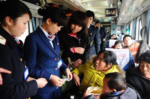刘静静(左三)与t10次列车乘务员一起巡查车厢
