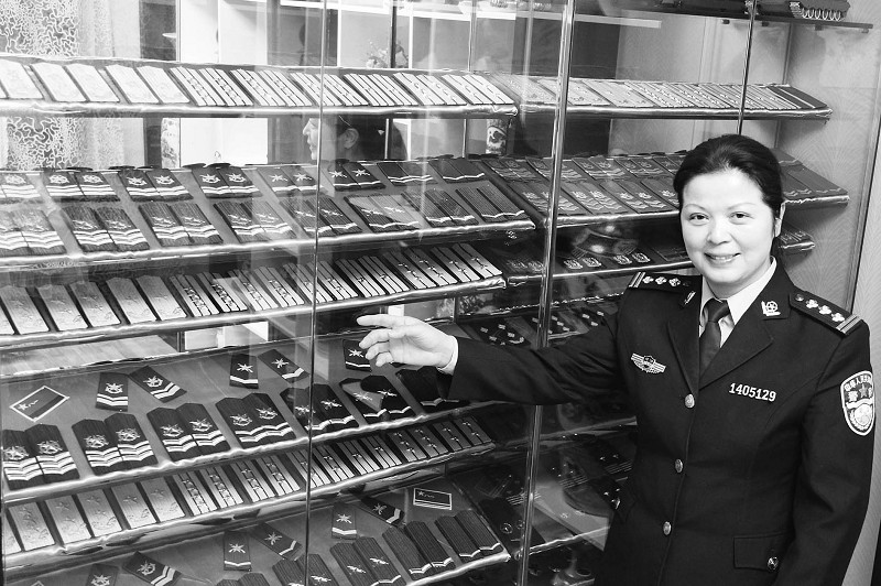女警收藏2600枚军警衔 入选上海大世界基尼斯